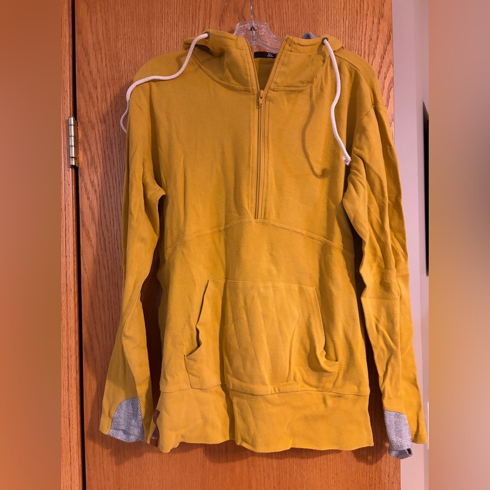 Ampersand Ave women’s hoodie with thumb holes. Mustard color. Size XL.
